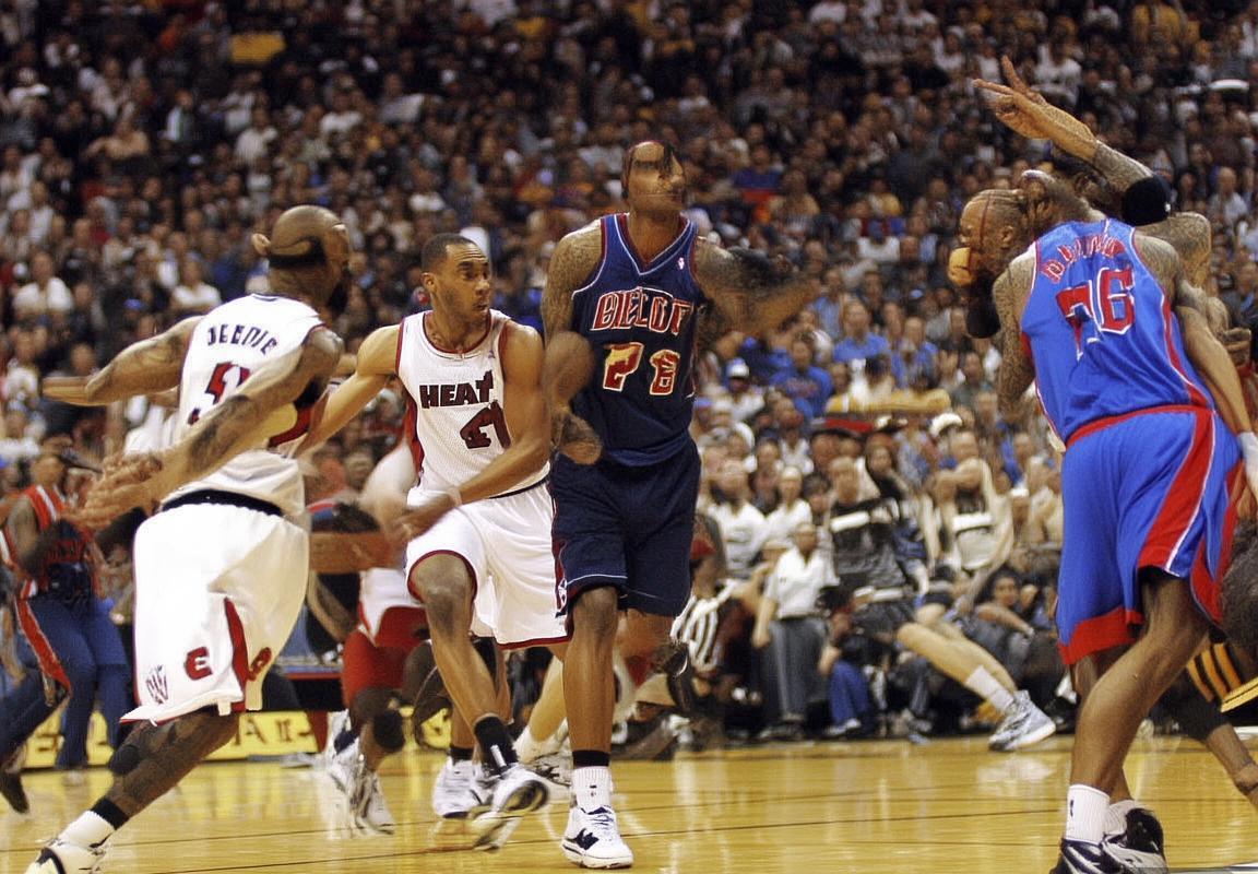 2005年NBA总决赛：韦德逆风翻盘，热火夺冠转折点(图2)